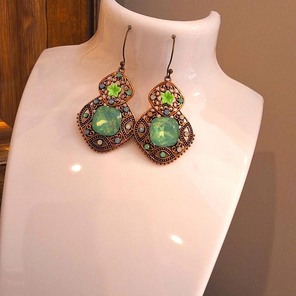 Jewelry - 💥SALE💥NEW Flower Jeweled Green Gold Bohemian Dangle Earrings